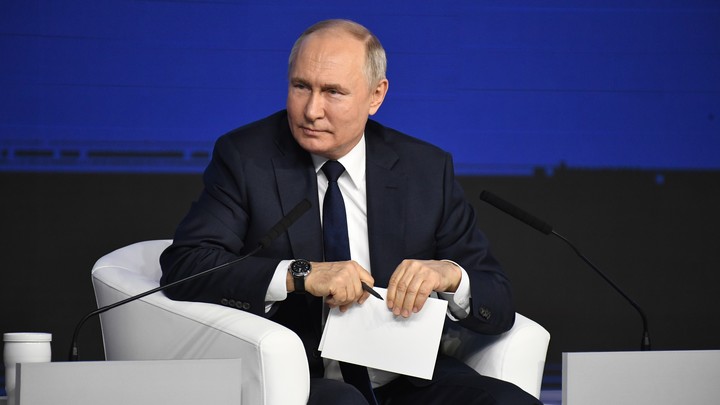 В Newsweek заявили, что Такер Карлсон взял интервью у Владимира Путина