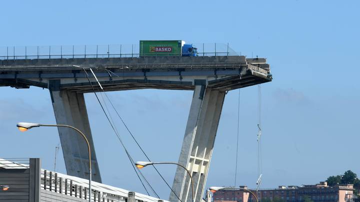 Упавшие с 80-метровой высоты моста в Генуе украинцы отделались синяками и ушибами