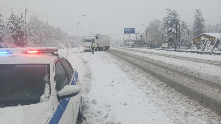 На Кубани из-за непогоды ограничено движение грузовиков по трассе М4 «Дон»