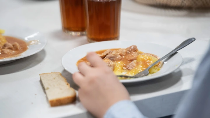 В школе Азова учеников в столовой разделили на малоимущих и детей участников СВО