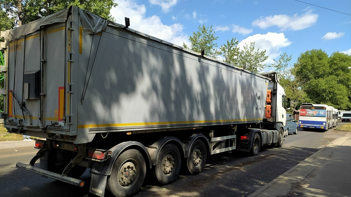 Идущие в Херсон грузовые фуры застряли на крымской границе — СМИ