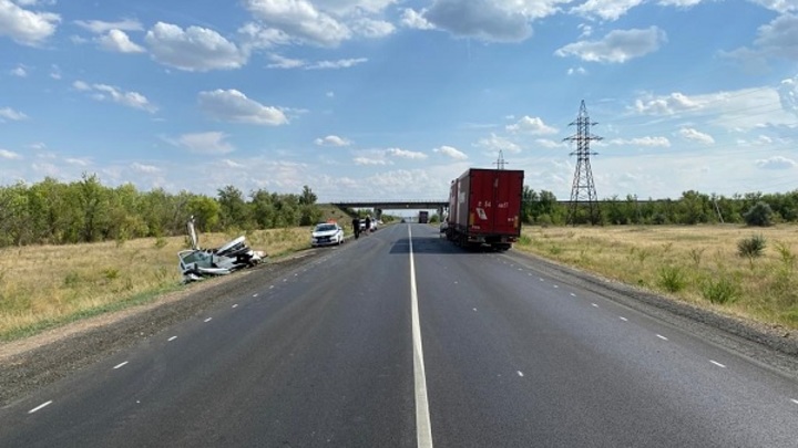 На трассе в Самарской области водитель Renault потерял управление и влетел в большегруз
