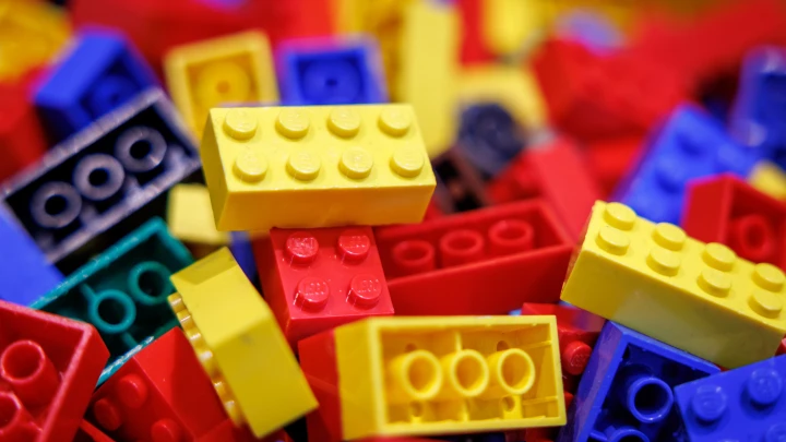 Британец жил 20 лет с деталью Lego в ухе