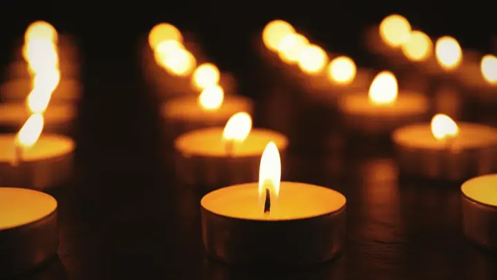 Умер от рака: ушёл из жизни звезда Зачарованных Джулиан Макмэхон