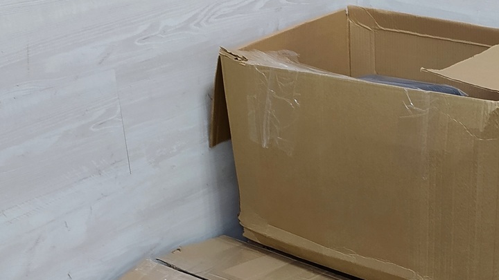 Девушка с коробкой: Камера наблюдения сняла гостью, несущую подарок Татарскому