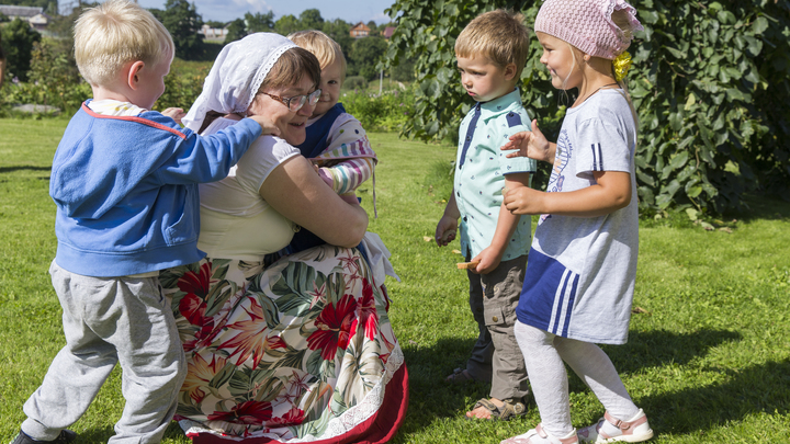 Женщинам с двумя и более детьми могут сократить рабочую неделю