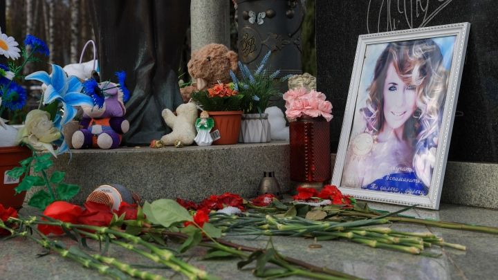 У людей ни стыда ни совести: Инцидент на могиле Фриске разозлил сестру покойной певицы