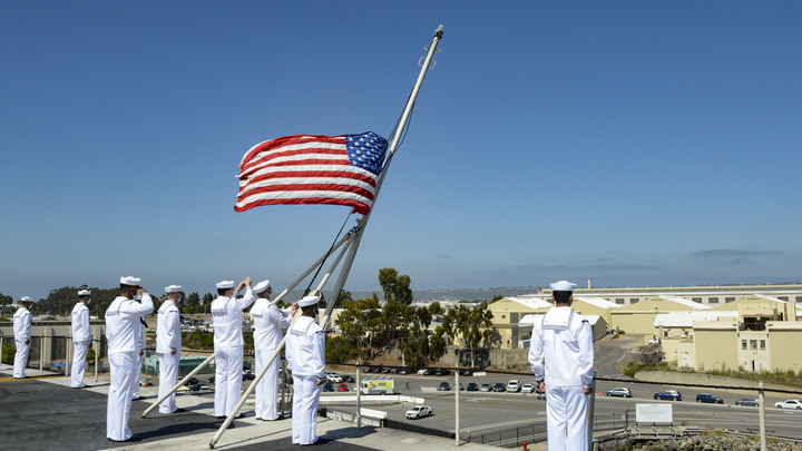 Заставили замолчать за слова о США: Американского экономиста жёстко прервали