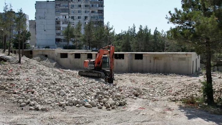 В Северном микрорайоне Геленджика снесли две недостроенных многоэтажки