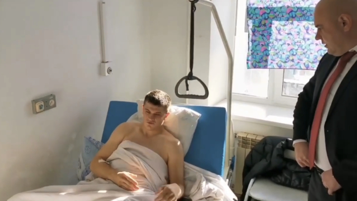 В Анапе полковник полиции Андрей Платонов навестил в больнице пострадавших участковых