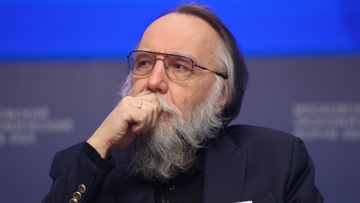 Стыдно, что его книги запрещены в нашей стране: Что простые американцы говорят об интервью Дугина Такеру Карлсону