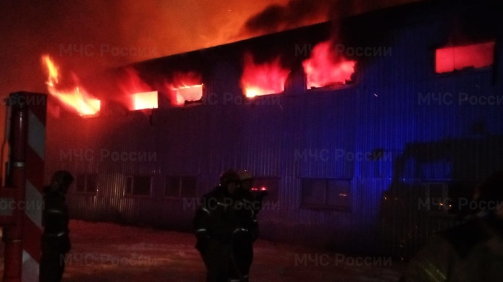 Большой пожар на складе с ватином в Ивановской области тушили 24 пожарных