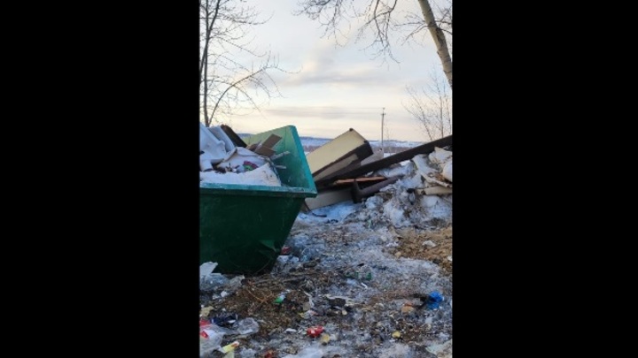 Огромная свалка образовалась рядом с кладбищем под Кемеровом