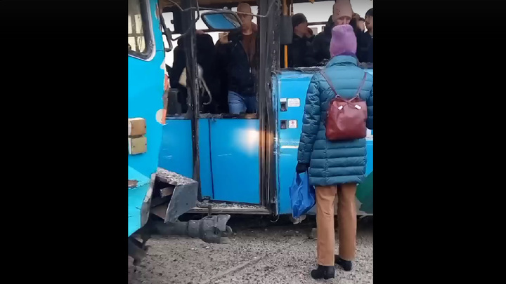 В Новокузнецке трамвай пропорол колбасой бок рейсового автобуса в центре города