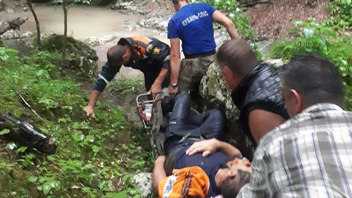На Кубани спасатели помогли мужчине, сорвавшемуся со скалы на камни в горном ручье