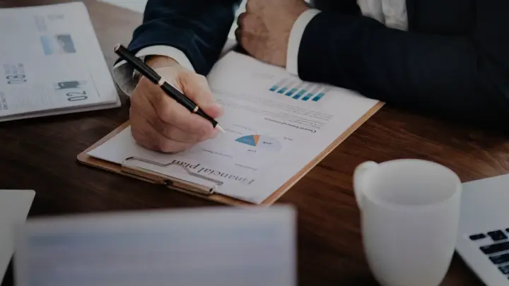 Работодателей, которые вовремя не платят зарплату, хотят включать в чёрный список