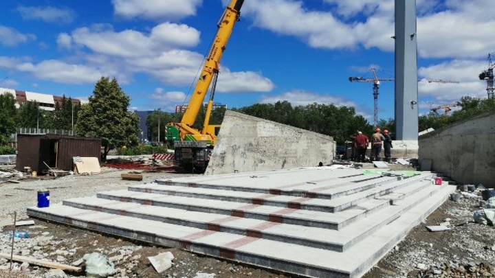 В Кемерове начали монтировать второй модуль стелы “Город трудовой доблести”