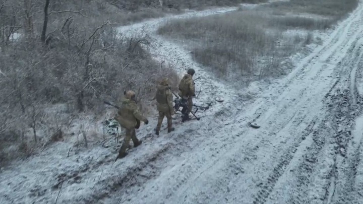 Ба! Вот это находка!: Русские партизаны выбесили оператора дрона небратьев. И помахали ручкой