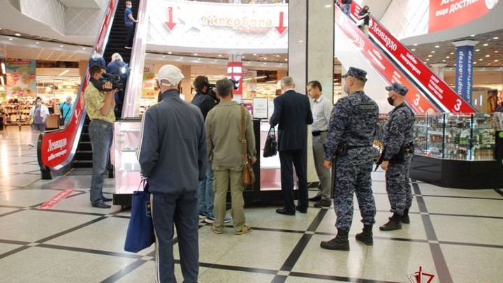 Куйвашев запретил проверять соблюдение масочного режима в уральских ТРЦ с автоматами