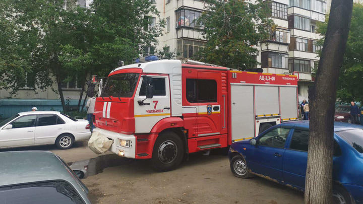 В Челябинске пожарные спасли с третьего этажа горящий многоэтажки двух девочек и мужчину