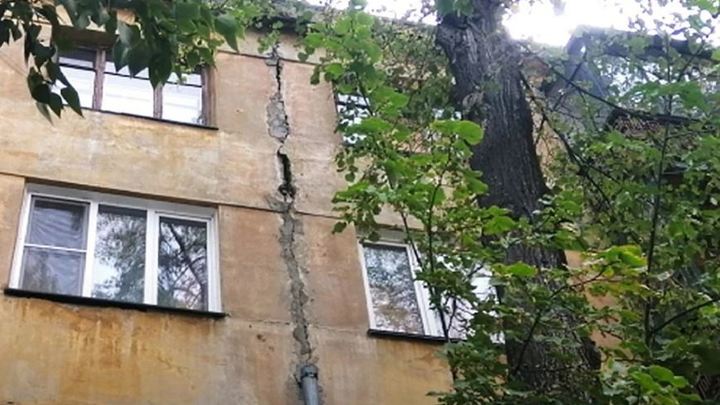 В Челябинске по шву треснул дом, стена может упасть на трамвайные пути