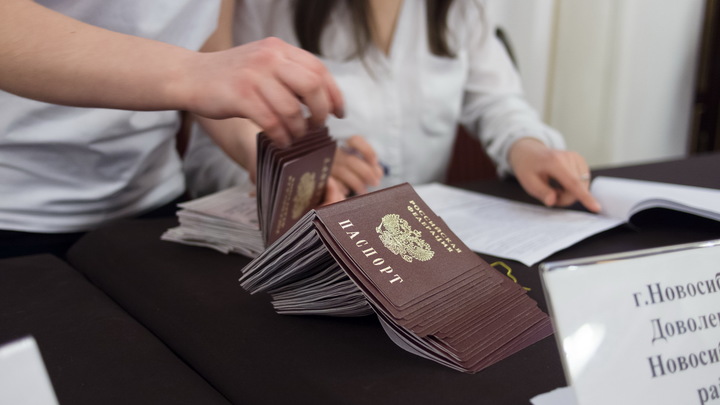 Отбивали своих: Сотрудницу полиции окружила толпа возле миграционного центра в Новосибирске