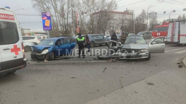 Два человека пострадали в результате столкновения двух иномарок в Кемерове