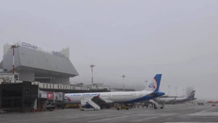 В аэропорту Сочи из-за густого тумана более чем на сутки задержали рейсы