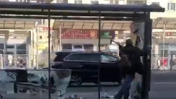Пьяный мужик крушил топором рекламные щиты и разгромил остановку у петербургского метро