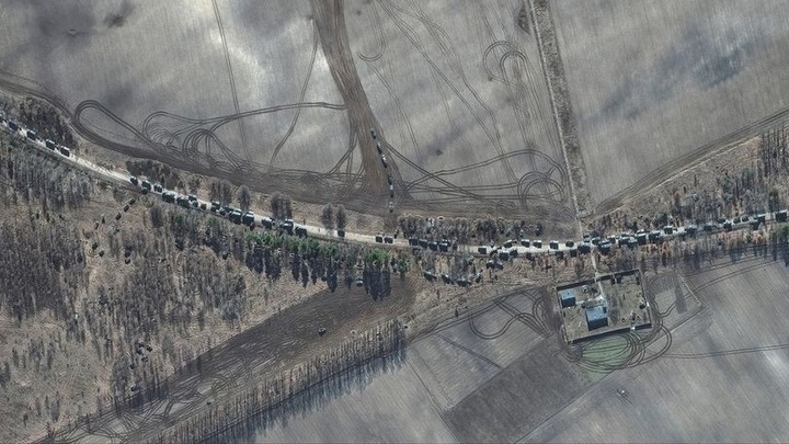 Со спутника заснята 64-километровая колонна военной техники, движущаяся к столице Украины