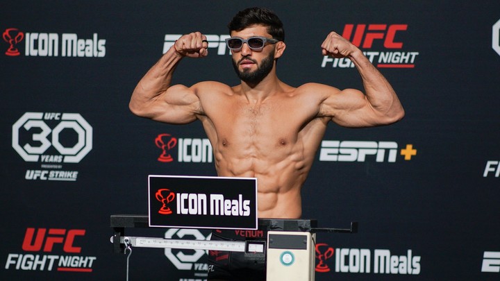 Бойца UFC Царукяна дисквалифицировали за драку с фанатом