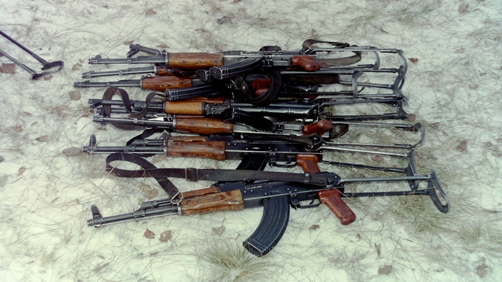 Военные Азербайджана изрешетили машину в Карабахе. Стреляли явно не по колёсам