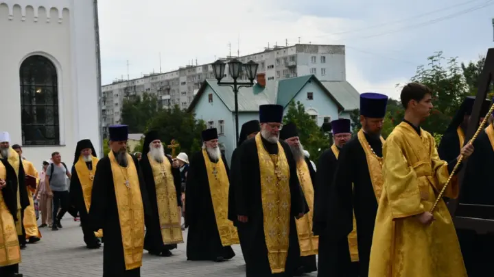 Масштабный крестный ход прошёл в Новосибирске в честь Крещения Руси