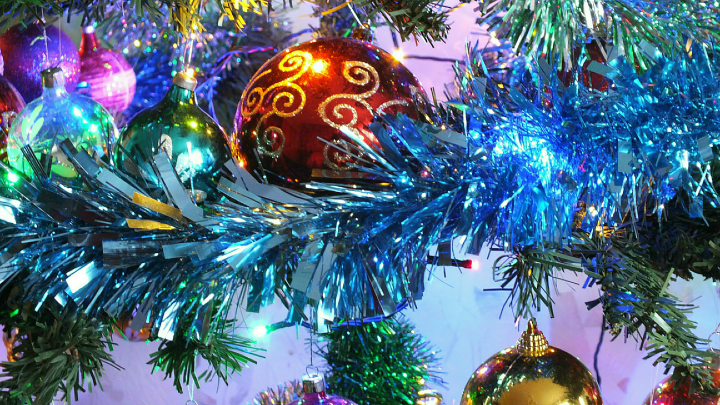 Эксперт: новогодние гирлянды в подъезде могут привести к штрафу