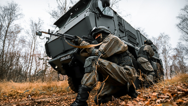 Минобороны показало кадры боевой работы экипажей танков Т-80БВМ на Купянском направлении