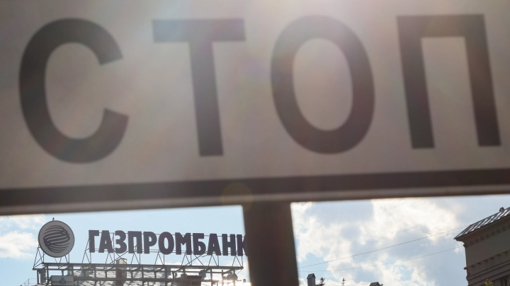 Банки начали блокировать счета граждан России на долгий срок