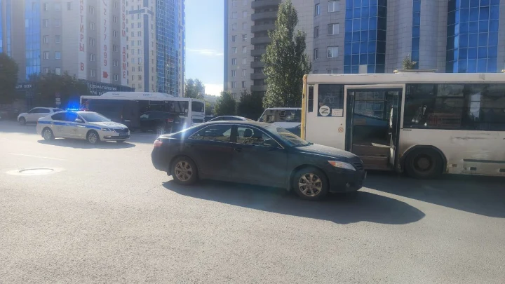 В Новосибирске водитель автобуса с пассажирами умер за рулём