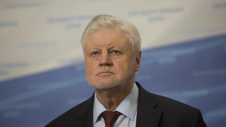 Уже минут 40 Миронов орёт на офис РКН: У офиса Роскомнадзора перфоманс? Видео назвали фейком