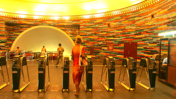 Больше 10 взрывов: Киевляне попрятались в убежища и метро