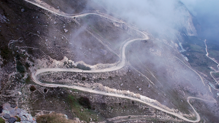 В Сочи автобус с пассажирами слетел со склона в кювет