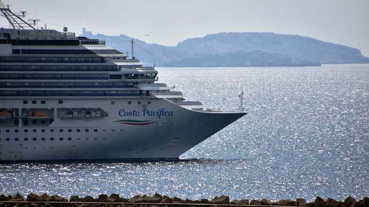 По прилёте - в карантин: Вызволенные из плена Costa Pacifica поблагодарили Россию