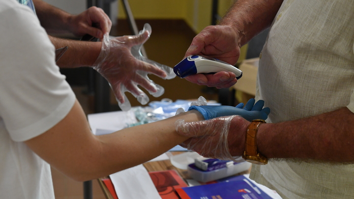 Иммунолог оценил метод полной защиты от COVID в России