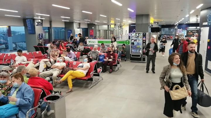 В аэропорту Челябинске пассажиры полтора часа ждали вылета в самолете