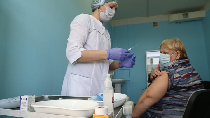 Новые правила вакцинации для студентов и пенсионеров ввели в Челябинской области