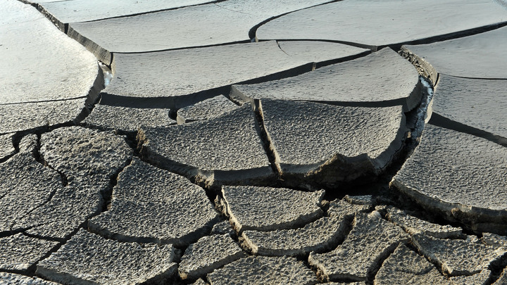 Сель 2 м в высоту: Трассу Джубга - Сочи перекрыло из-за грязевой лавины - видео