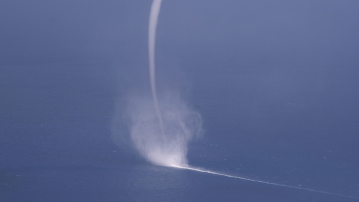 Страшно красиво: смерч образовался в море рядом с пляжем в Голубицкой