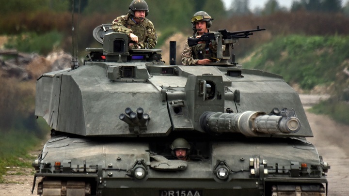 Колониальное мышление: Британия отправила танки в Польшу, а Варшава рада услужить