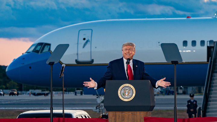 Трамп показал, как жители Гренландии просят его «спасти остров»: опубликованы кадры