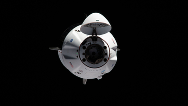 Возвращение Crew Dragon с МКС: SpaceX зафиксировал зелёную вспышку