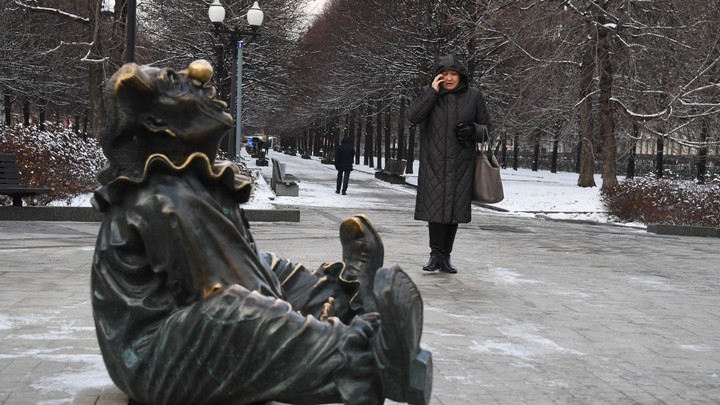 Волочите ноги: Эксперт рассказал, как не упасть в гололедицу